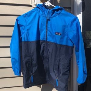 Kids Patagonia rain jacket size small. Blue with Hood and zippered pockets.
